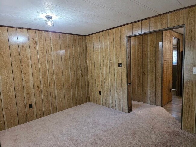 Building Photo - If your looking for space, look no more!