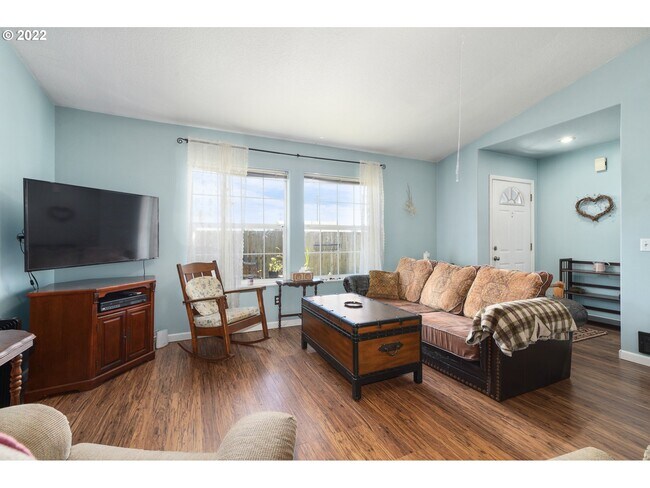 Sala de estar y entrada - 909 Madrona Ave