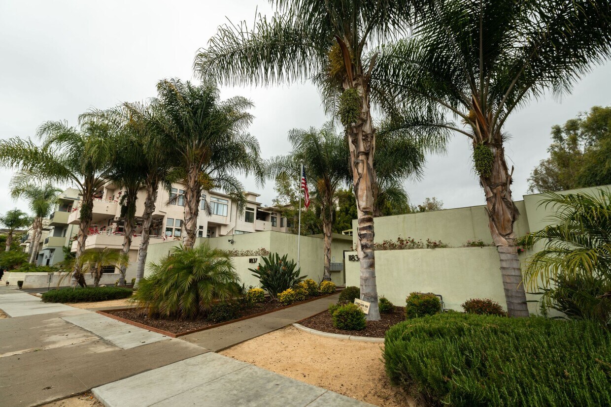 Foto principal - 11833-37 Laurelwood Drive