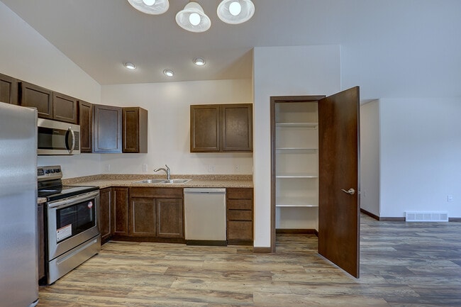 Building Photo - 910 Green Pastures Trl