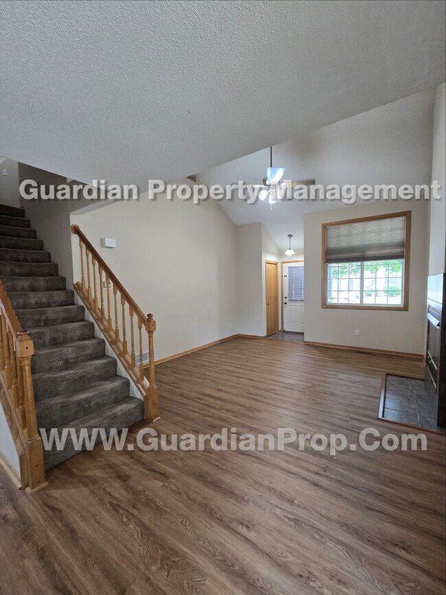 Foto del edificio - Plymouth Town Home, loft and private patio, master walk-in closet, Available Now!