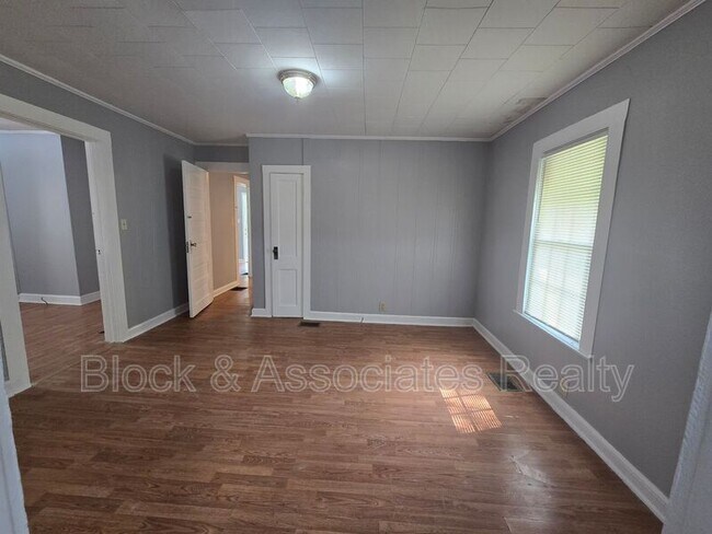 Foto del edificio - 909 Gaines Ave
