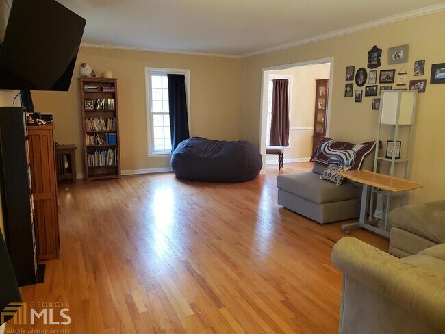 Building Photo - 2320 Oxbow Cir