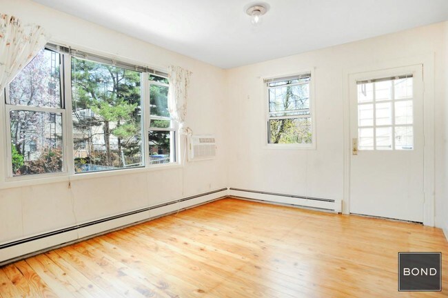 Building Photo - 548 Leonard St