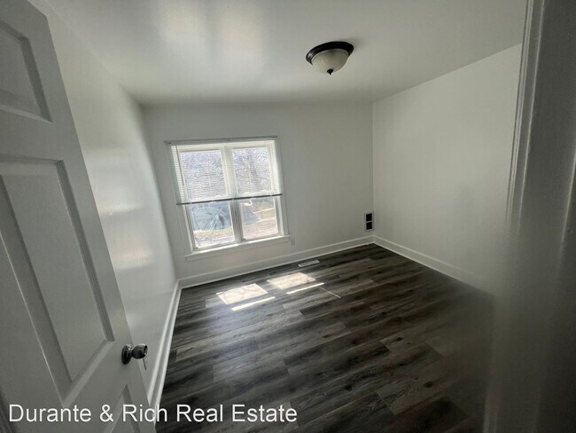 Building Photo - 3 br, 1 bath House - 5432 23rd Ave Upper