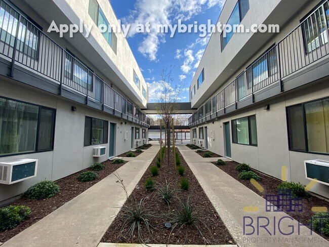 Foto del edificio - Recently Renovated 2 Bedroom 1 Bath, Two-Level Apartment-Great Midtown location!