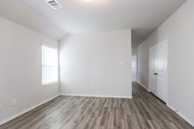 Foto del edificio - 17326 Desmond St