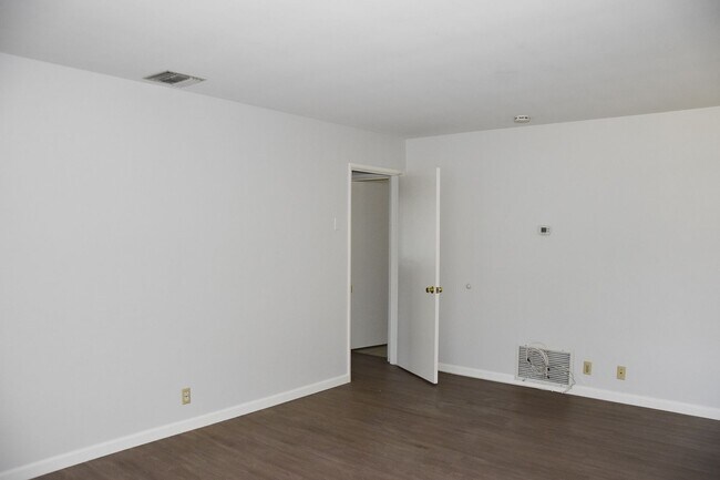 Building Photo - Palmyra (604-606) East