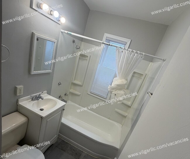 Foto del edificio - Spacious 2 Bedrooms • 1 Bathroom Home. Comfortable, well-maintained living with classic charm and...