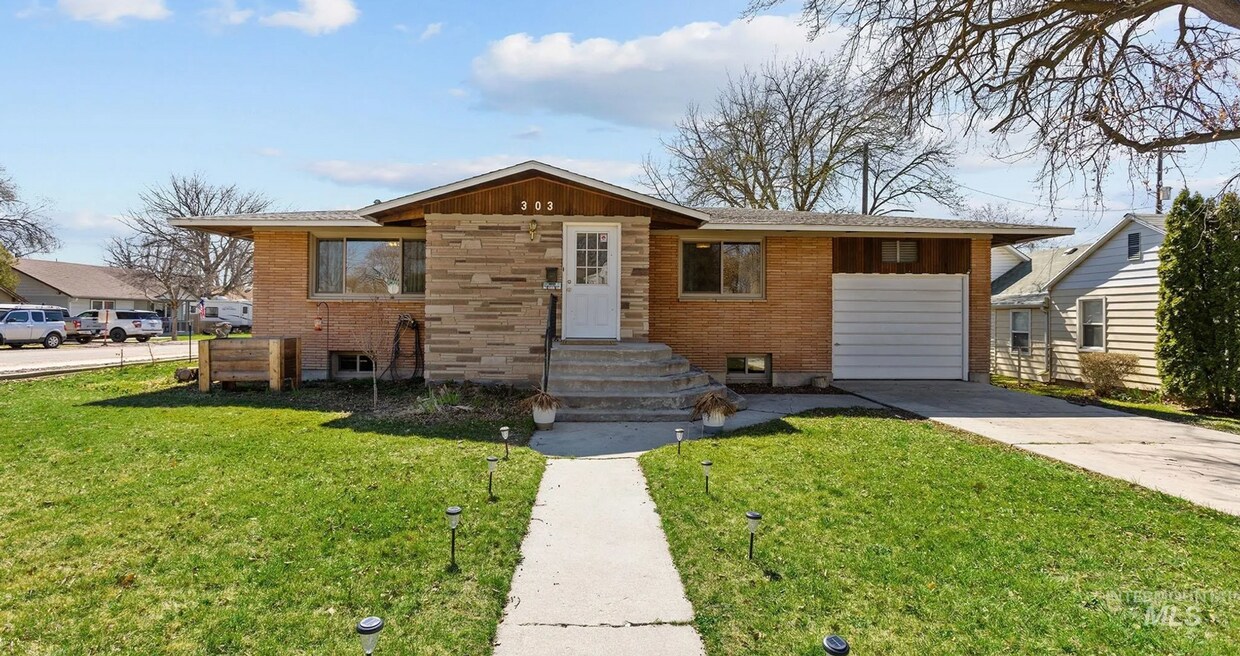 Primary Photo - 303 W Pine Ave
