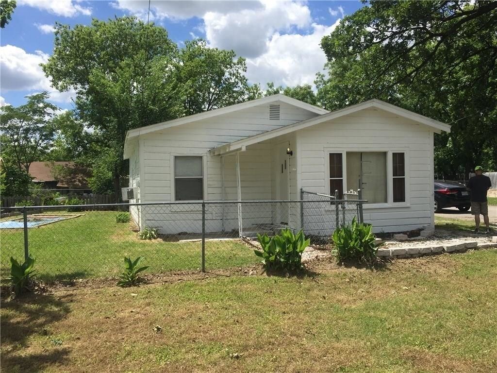 1101 S Grand Ave, Gainesville, TX 76240 House Rental in Gainesville