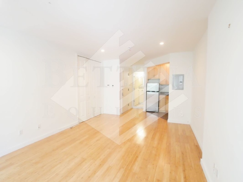 Foto principal - 445 E 88th St