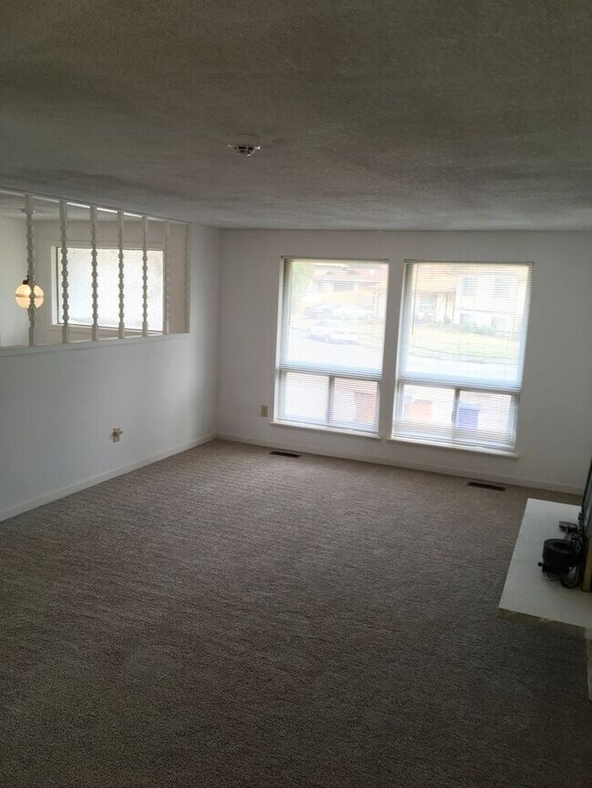 Foto del edificio - Available NOW!  Large 3bdr 2 bath Tacoma home