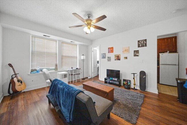 Foto del edificio - 3727 N Pine Grove Ave