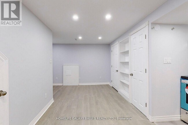 Building Photo - 2049 Blue Ridge Crescent