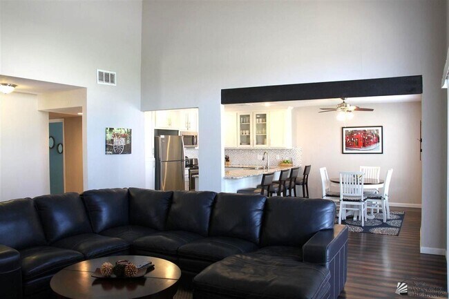 Building Photo - 10485 S Del Valle