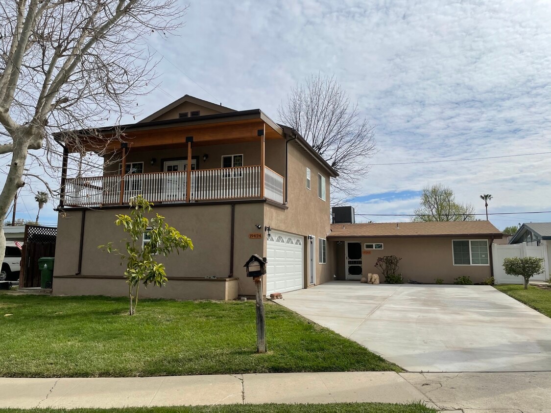 2 units on one lot - 19426 Lorne St