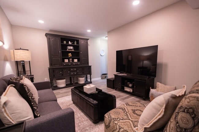 Building Photo - 9220 Weathersfield Dr