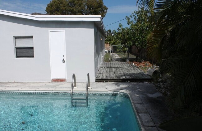 Foto del edificio - 320 NE 26th St