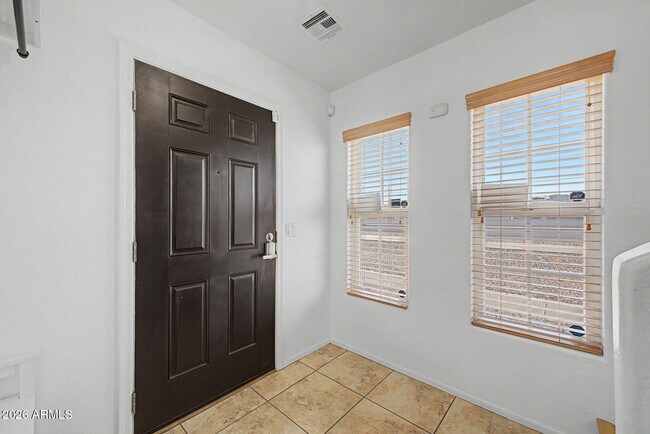 Foto del edificio - 2233 E Huntington Dr