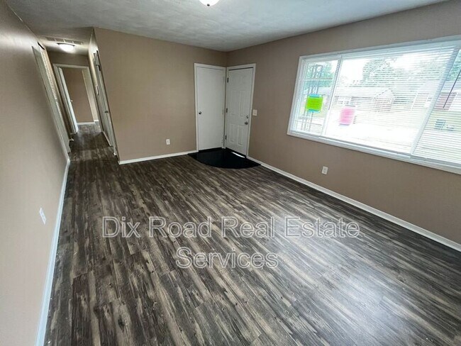 Foto del edificio - 2040 Roosevelt Ave