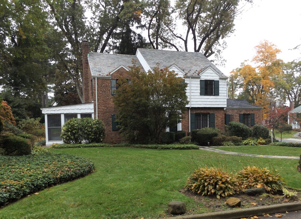 Primary Photo - 119 Knickerbocker Rd