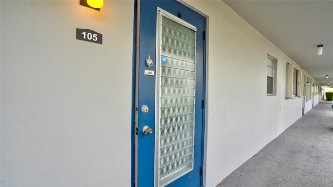 Foto del edificio - 7787 Golf Cir Dr