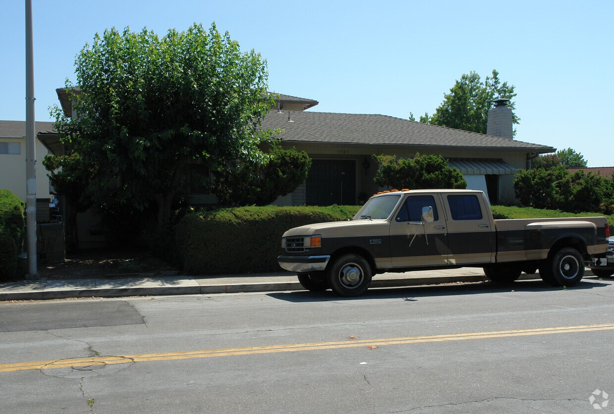 Building Photo - 3555 Lehigh Dr