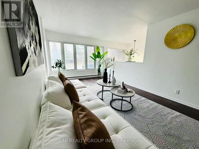 Building Photo - 2064 Eric Crescent