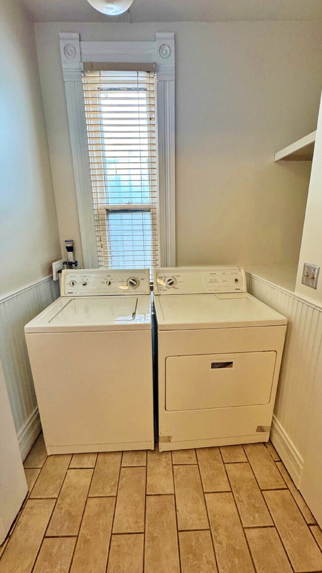 Foto del edificio - Historic Downtown 4 Bed 1.5 Bath Across from St Joes Hospital and Pres St Lukes.