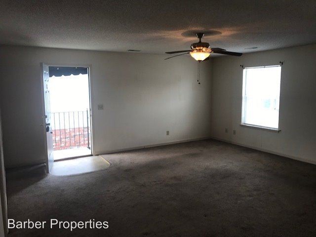 Building Photo - 11 Carriage Ln