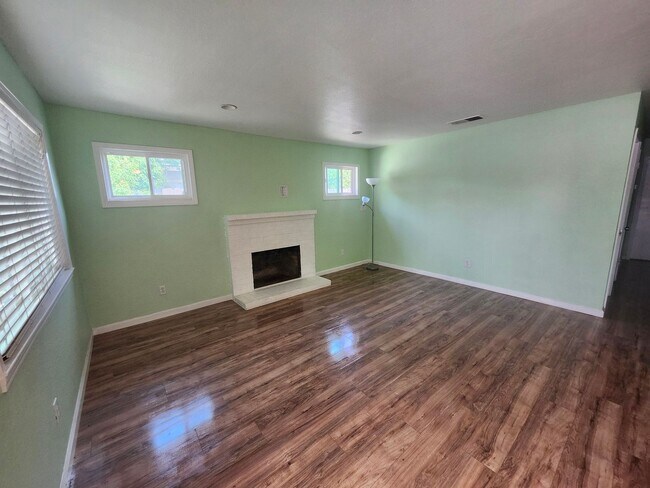 Building Photo - Beautiful Home for Rent in Quiet Woodland ...