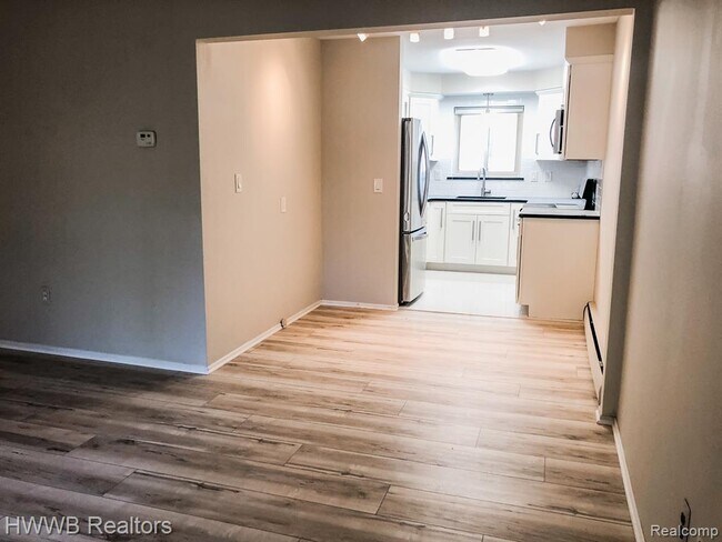 Foto del edificio - 2655 E Maple Rd