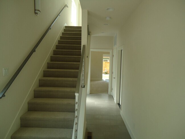 Building Photo - Midtown luxury! 2 bed/2 bath/1 car garage ...