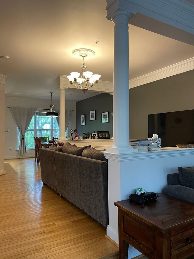 Foto del edificio - Three Bedroom Townhouse on Eisenhower Aven...