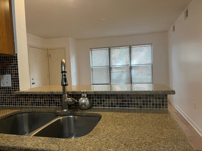 Building Photo - 935 Washington St