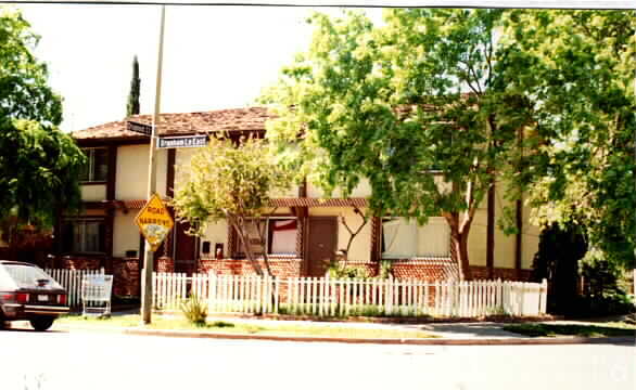 Building Photo - 470 E Branham Way
