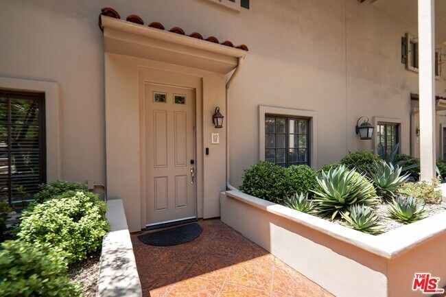 Foto del edificio - 851 N San Vicente Blvd