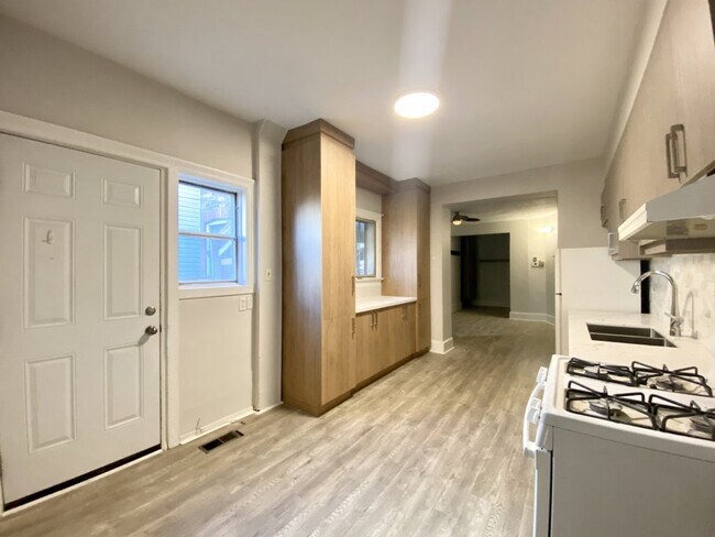 Building Photo - 1078 College St