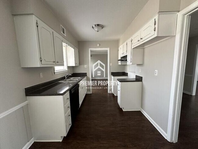 Building Photo - 2890 S Mendenhall - Available Now!