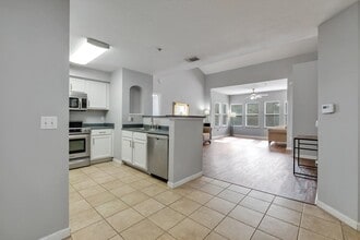 Building Photo - 2801 Chancellorsville Dr