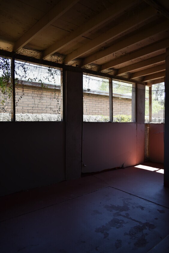 Enclosed Patio - 2466 E Warwick Vista