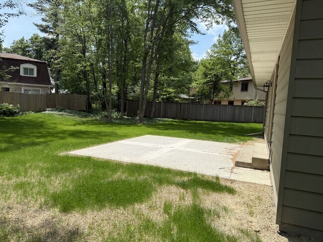 Building Photo - Spacious 4-Bedroom Home in a Peaceful Neig...