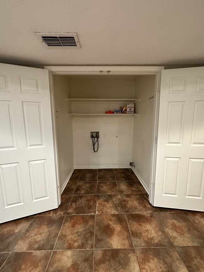 Building Photo - 637 Baylor Dr