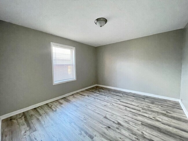 Foto del edificio - IMPECCABLE, QUIET 1 Bedroom Available!