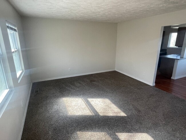 Building Photo - Spacious Home!!