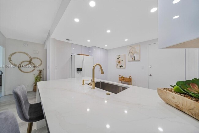 Foto del edificio - 2100 S Ocean Dr