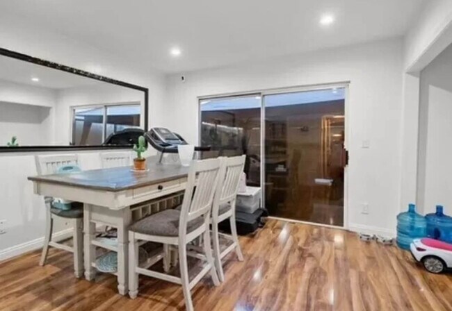 Foto del edificio - 6252 Morse Ave