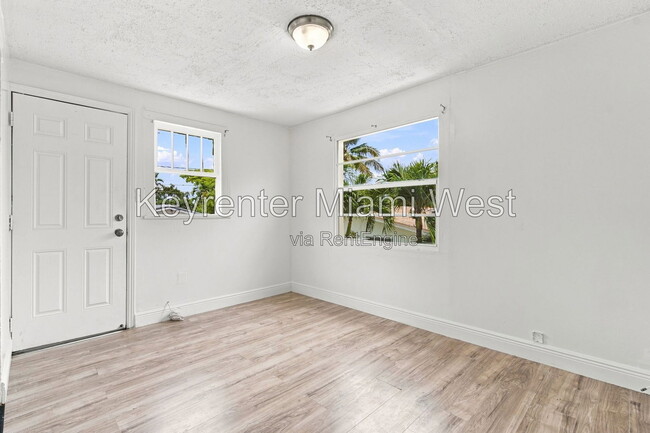 Building Photo - 1220 N 16th Ct
