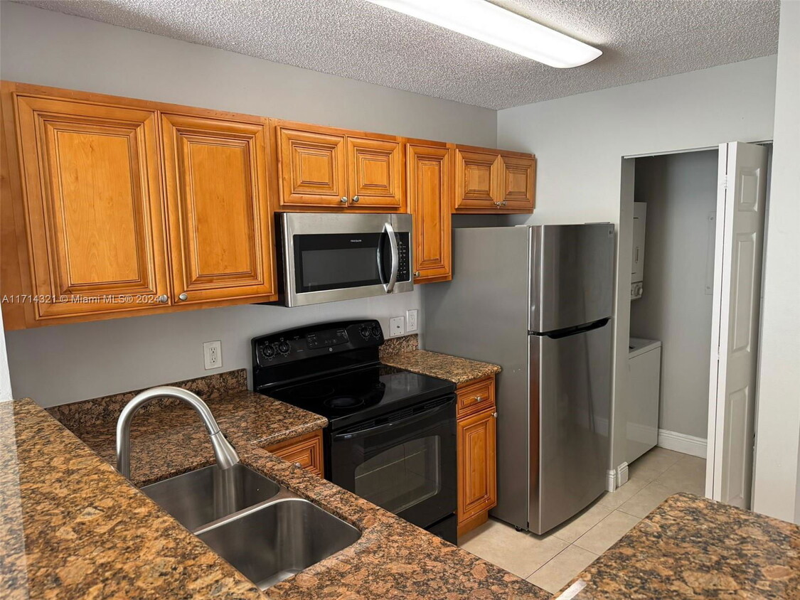 Foto principal - 12136 St.Andrews Place, Miramar, FL 33025 ...